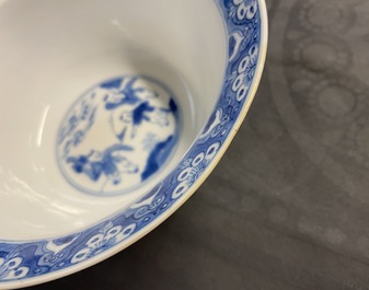 Twee Chinese blauw-witte kommen, Kangxi